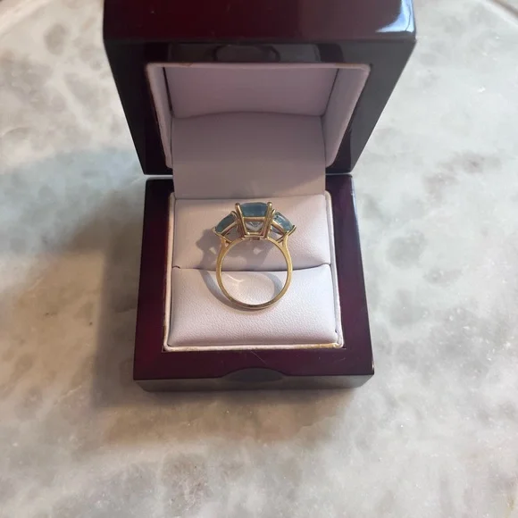Blue Topaz | 3 Stone | 14k gold ring - Picture 5 of 11